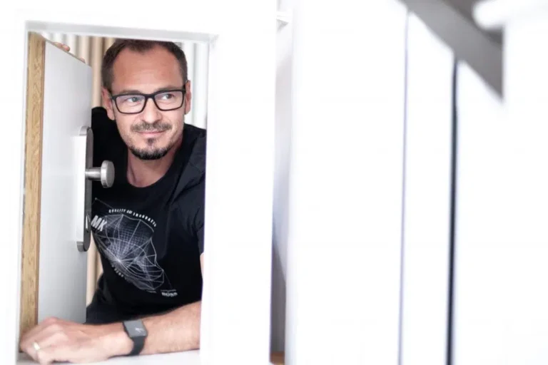 Neubauer schaut aus Tür
